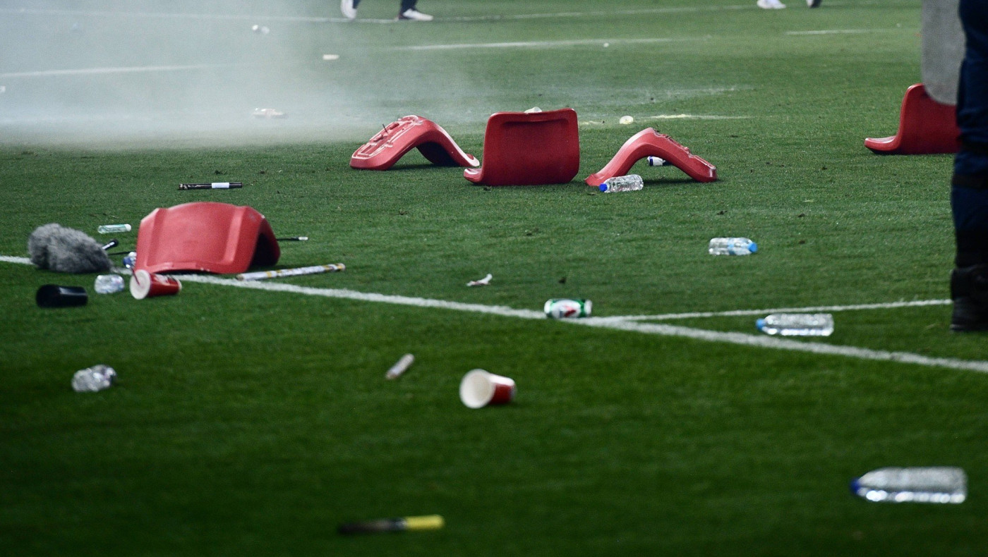 Ολυμπιακός-ΑΕΚ: Στα διεθνή ΜΜΕ οι εικόνες από τα επεισόδια στο «Καραϊσκάκη» (vid)