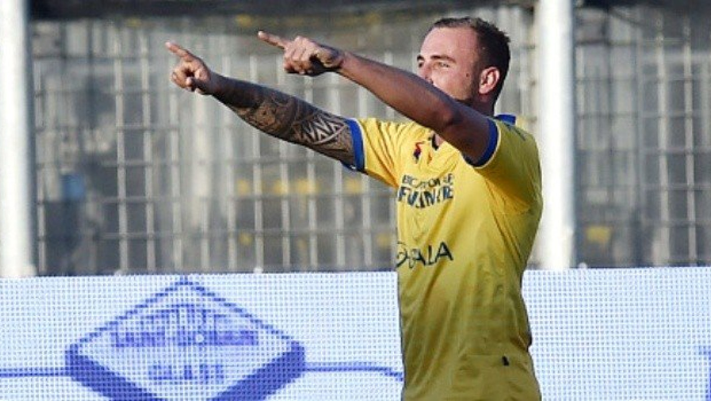 To γκολ της χρονιάς με... ξαπλωτό ψαλιδάκι (video)