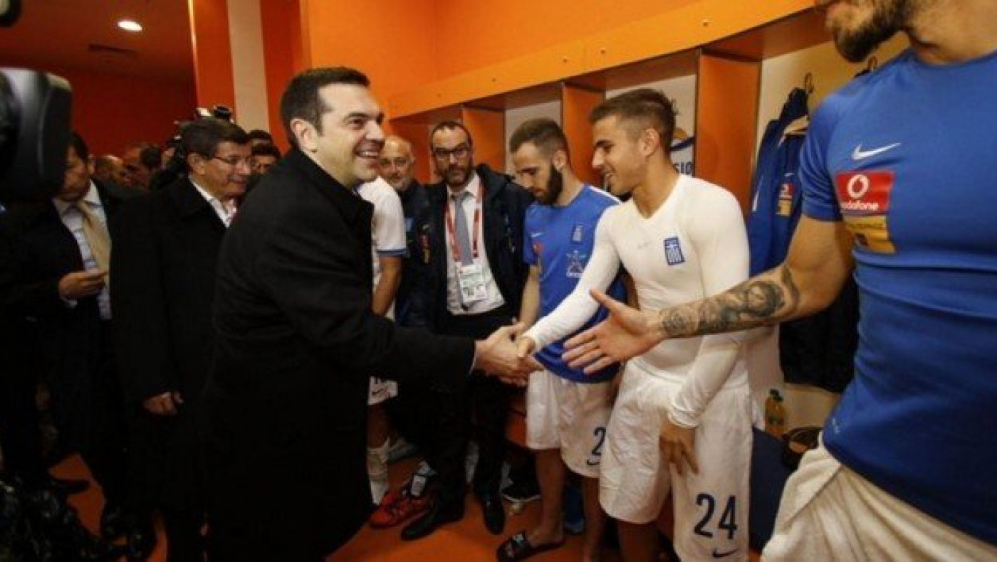 Στα αποδυτήρια της εθνικής ο Τσίπρας! (pics)