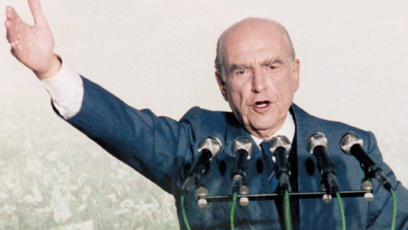 Βεβήλωσαν τον τάφο του Ανδρέα Παπανδρέου!