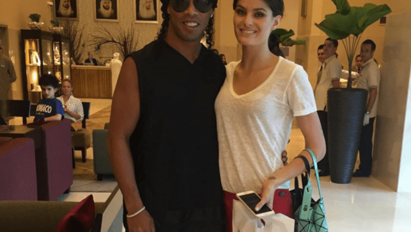 Μια Βραζιλιάνα καλλονή στο πλευρό του Ροναλντίνιο (pics)