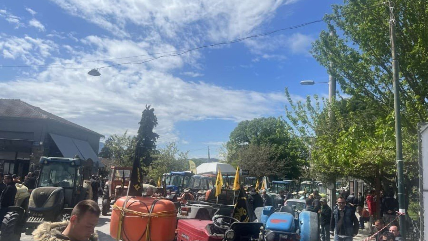 Με τρακτέρ και μαύρες σημαίες στους δρόμους οι αγρότες της Λάρισας