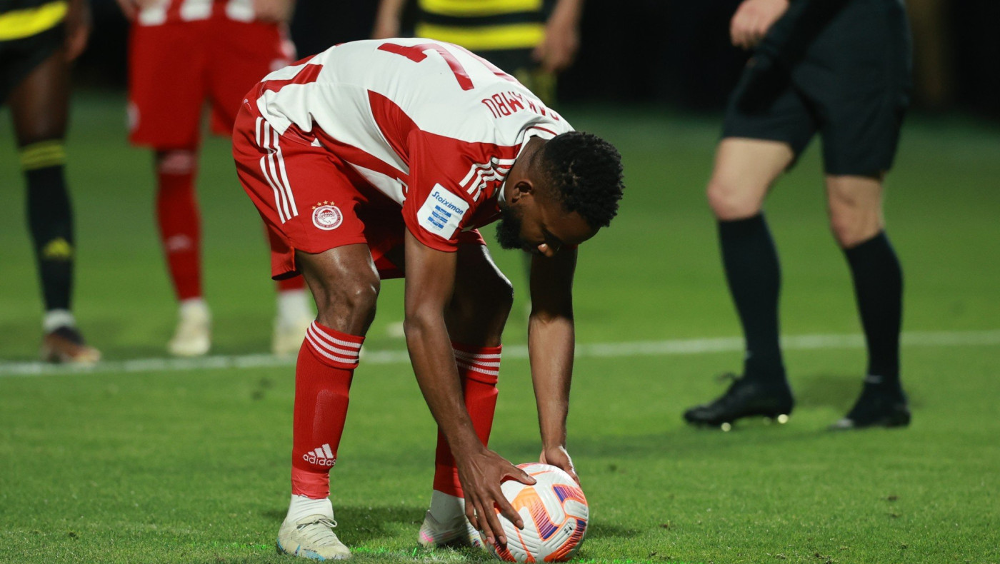 Μειώνει με πέναλτι ο Ολυμπιακός σε 2-1