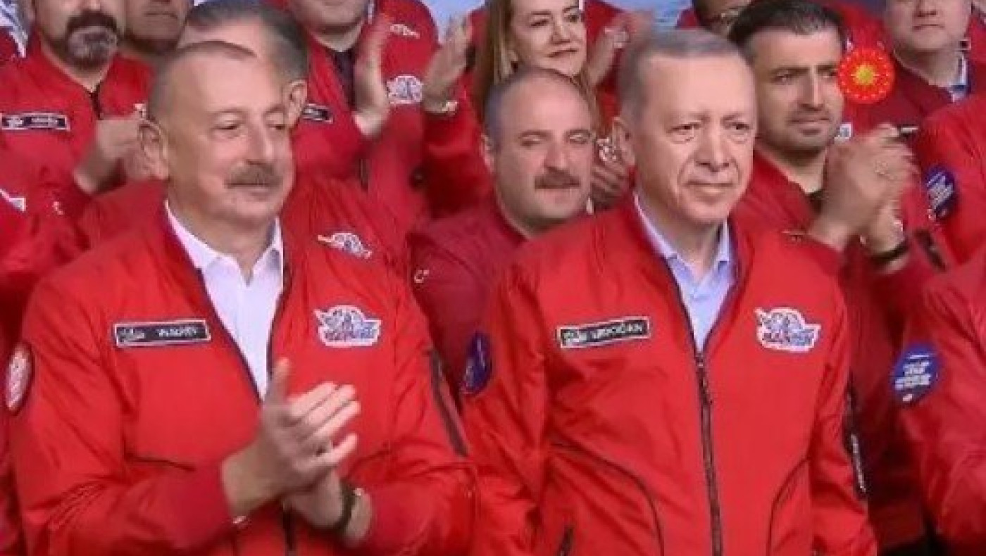 Επανεμφάνιση Ερντογάν με στολή πιλότου!