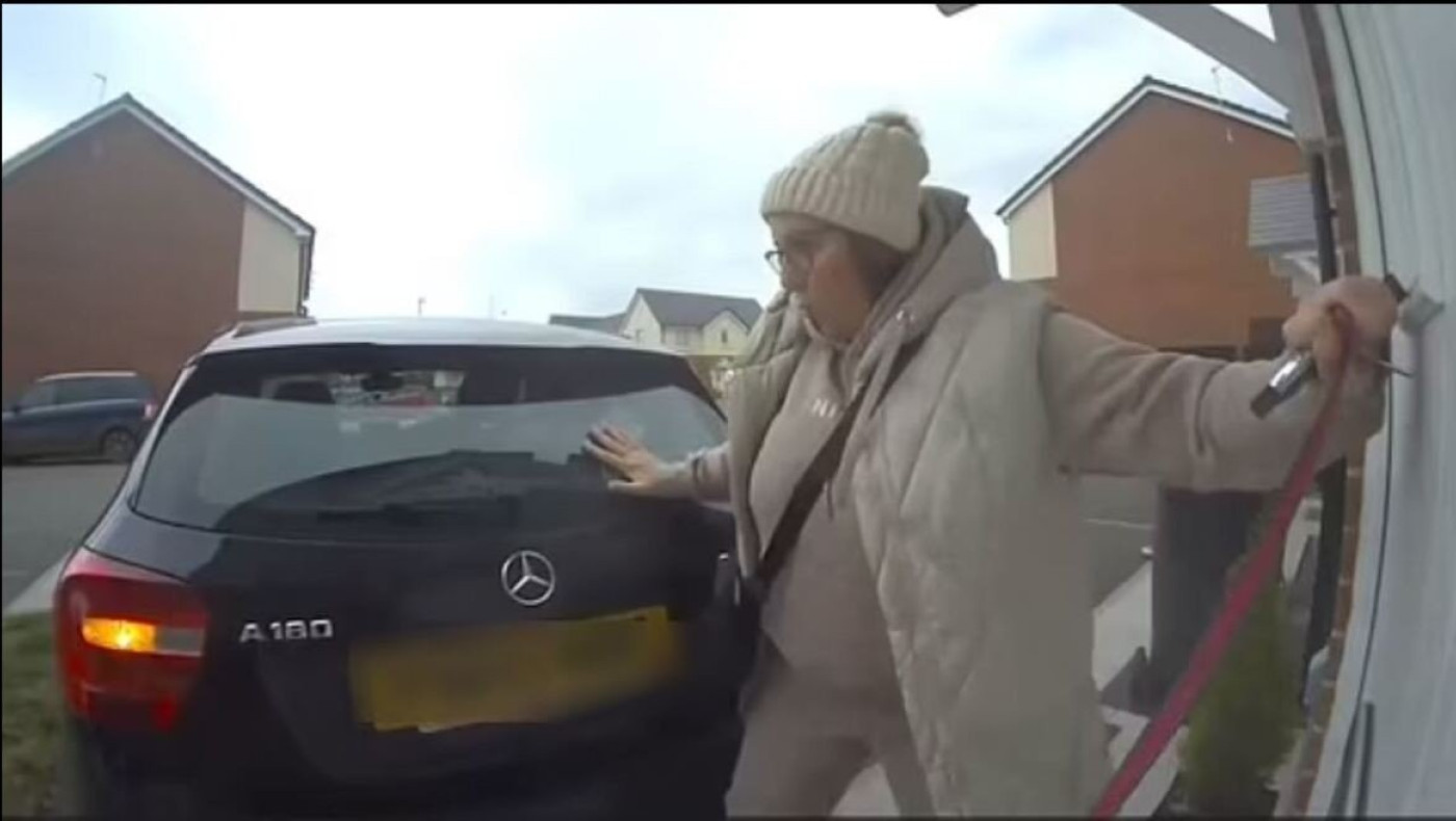 Βίντεο: Γυναίκα ξέχασε να τραβήξει χειρόφρενο και σφήνωσε ανάμεσα στο αυτοκίνητο και την πόρτα του σπιτιού της