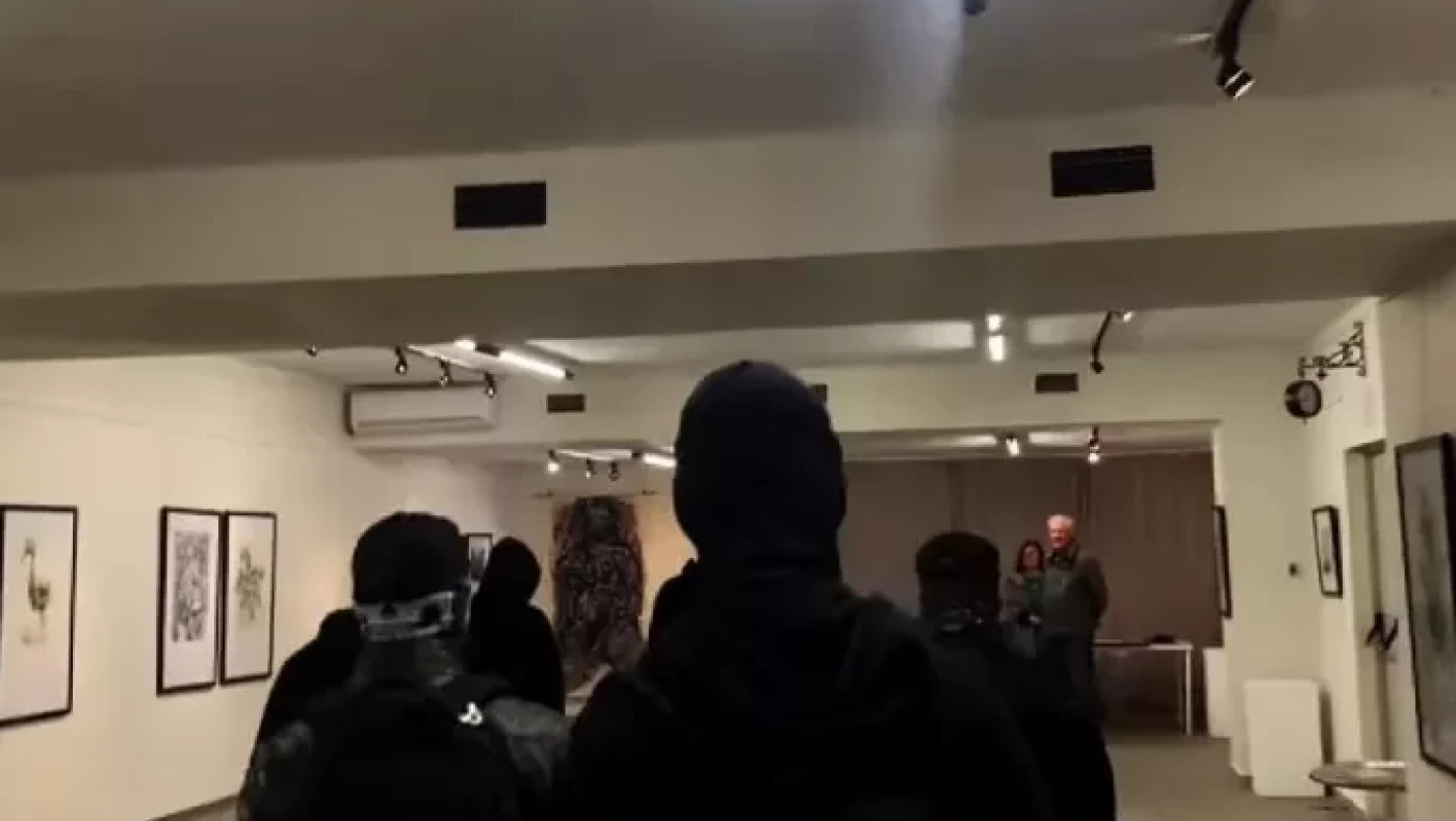 Παρέμβαση εισαγγελέα για την εισβολή κουκουλοφόρων χρυσαυγιτών σε έκθεση Σκοπιανού καλλιτέχνη