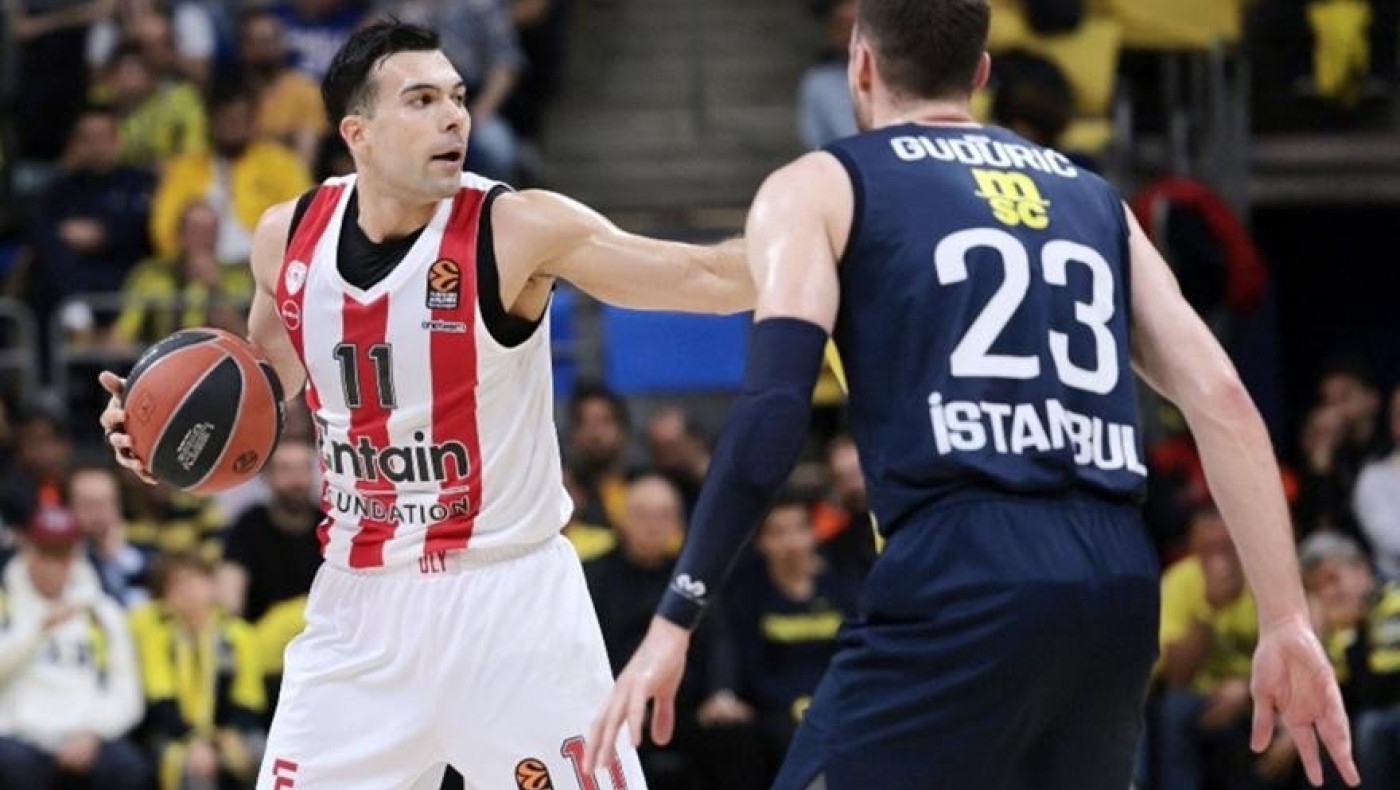 Οπαδός του Ολυμπιακού έσπασε λάμπα με… κεφαλιά μετά το τρίποντο του Σλούκα