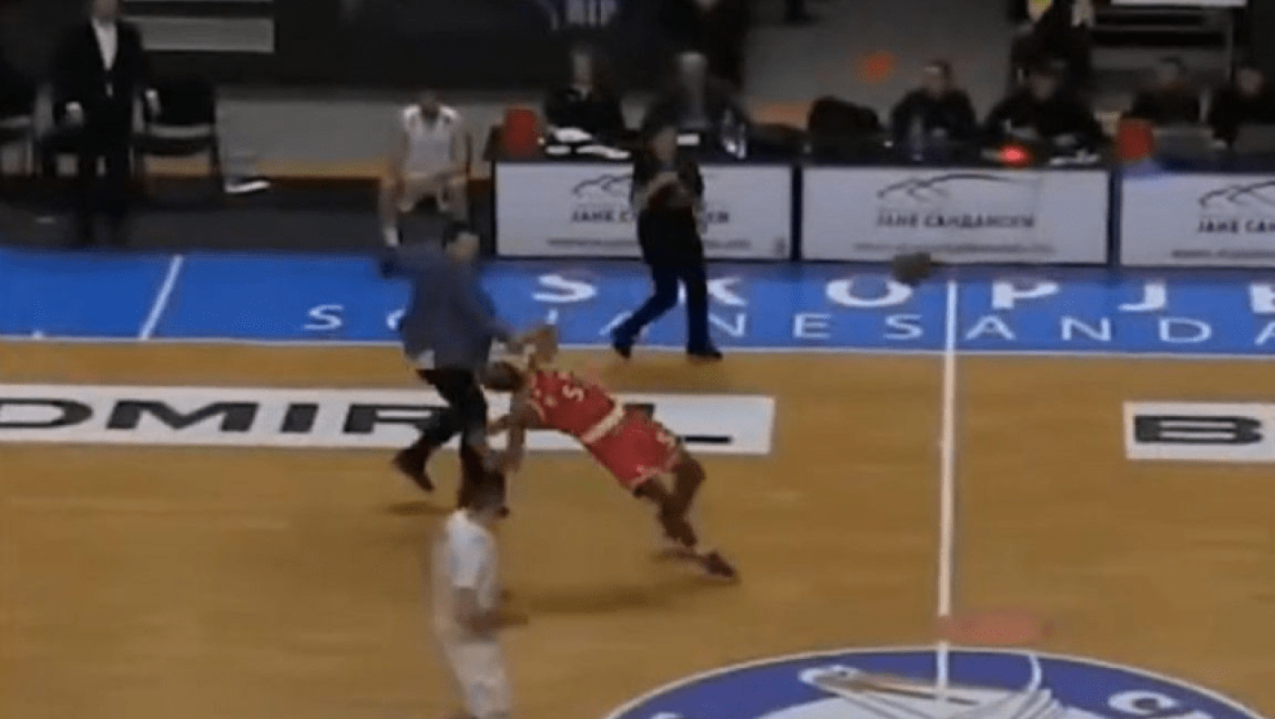 Απίστευτο περιστατικό στα Σκόπια, προπονητής μπάσκετ εισέβαλε στο γήπεδο για να διακόψει επίθεση αντιπάλου