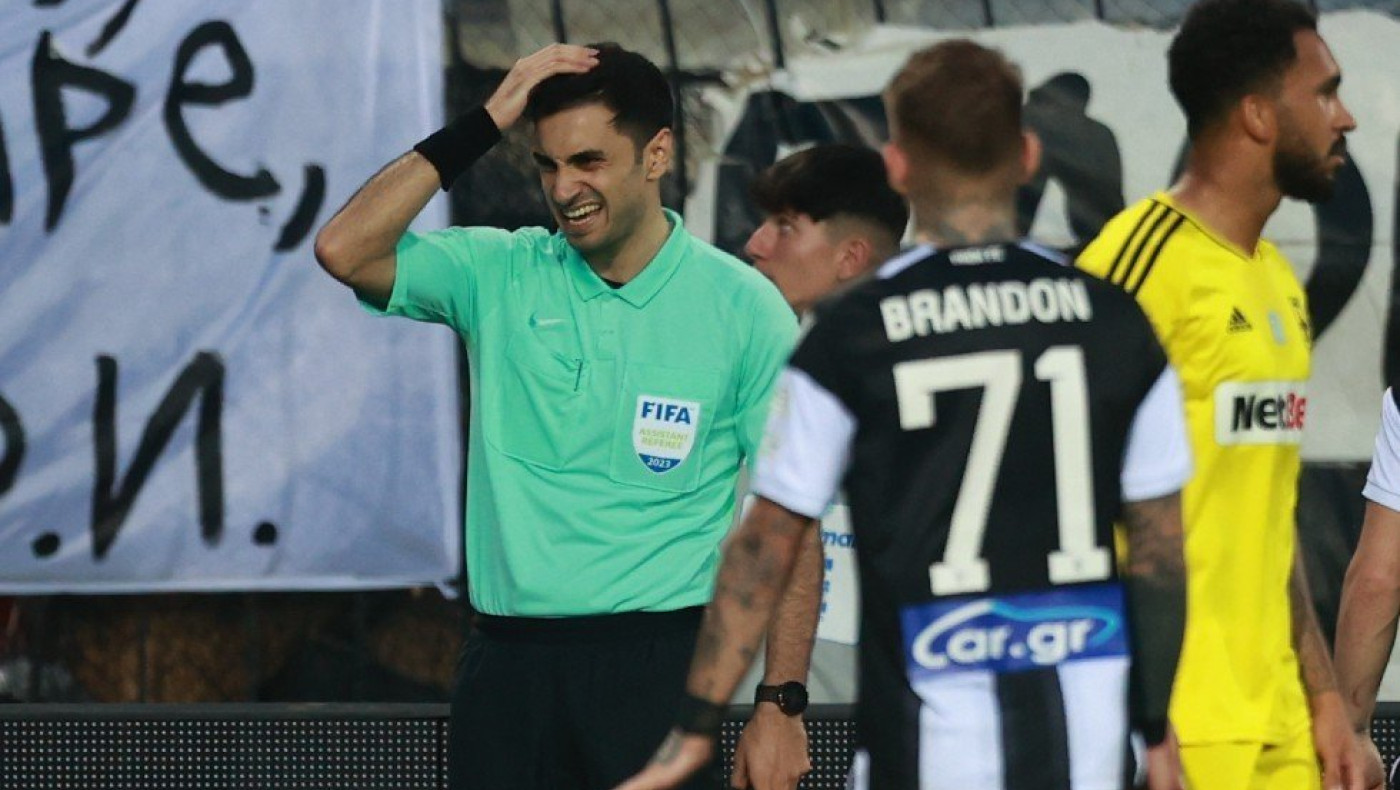 ΠΑΟΚ - Άρης: Κάφρος  πέτυχε με αντικείμενο τον επόπτη, συνεχίστηκε κανονικά ο αγώνας γιατί δεν τραυματίστηκε