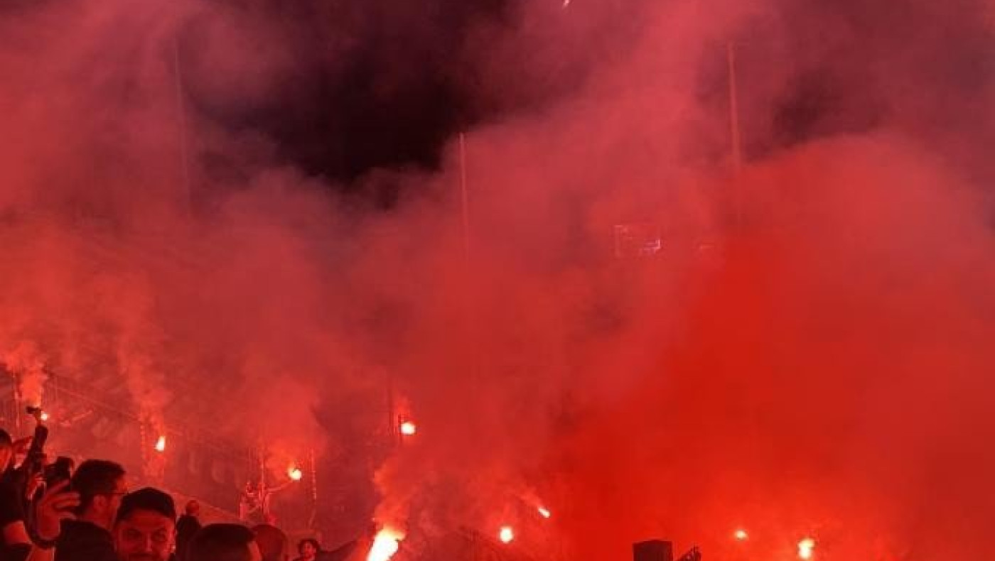 Η Θύρα 4 πήρε φωτιά για να τιμήσουν οπαδοί και ΠΑΟΚ τη μνήμη του Μανάβη (vids)