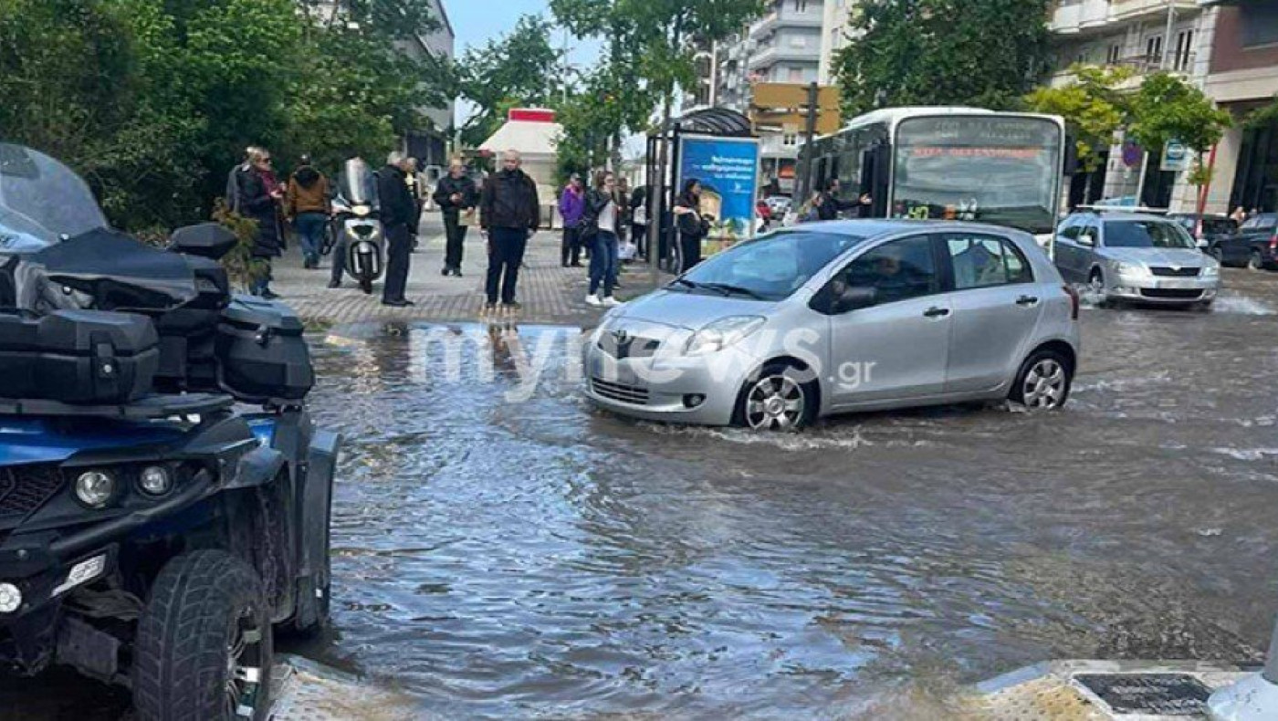 Θεσσαλονίκη: Ποτάμια οι δρόμοι μπροστά στο Δικαστικό Μέγαρο