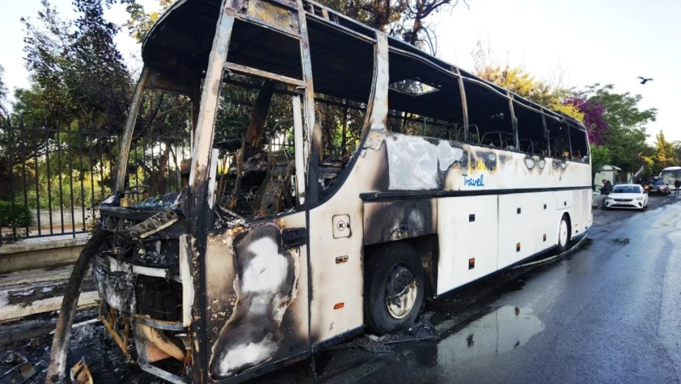 Εικόνες ντροπής έξω από το Γεωπονικό: Άγνωστοι έριξαν μολότοφ και πυρπόλησαν λεωφορεία