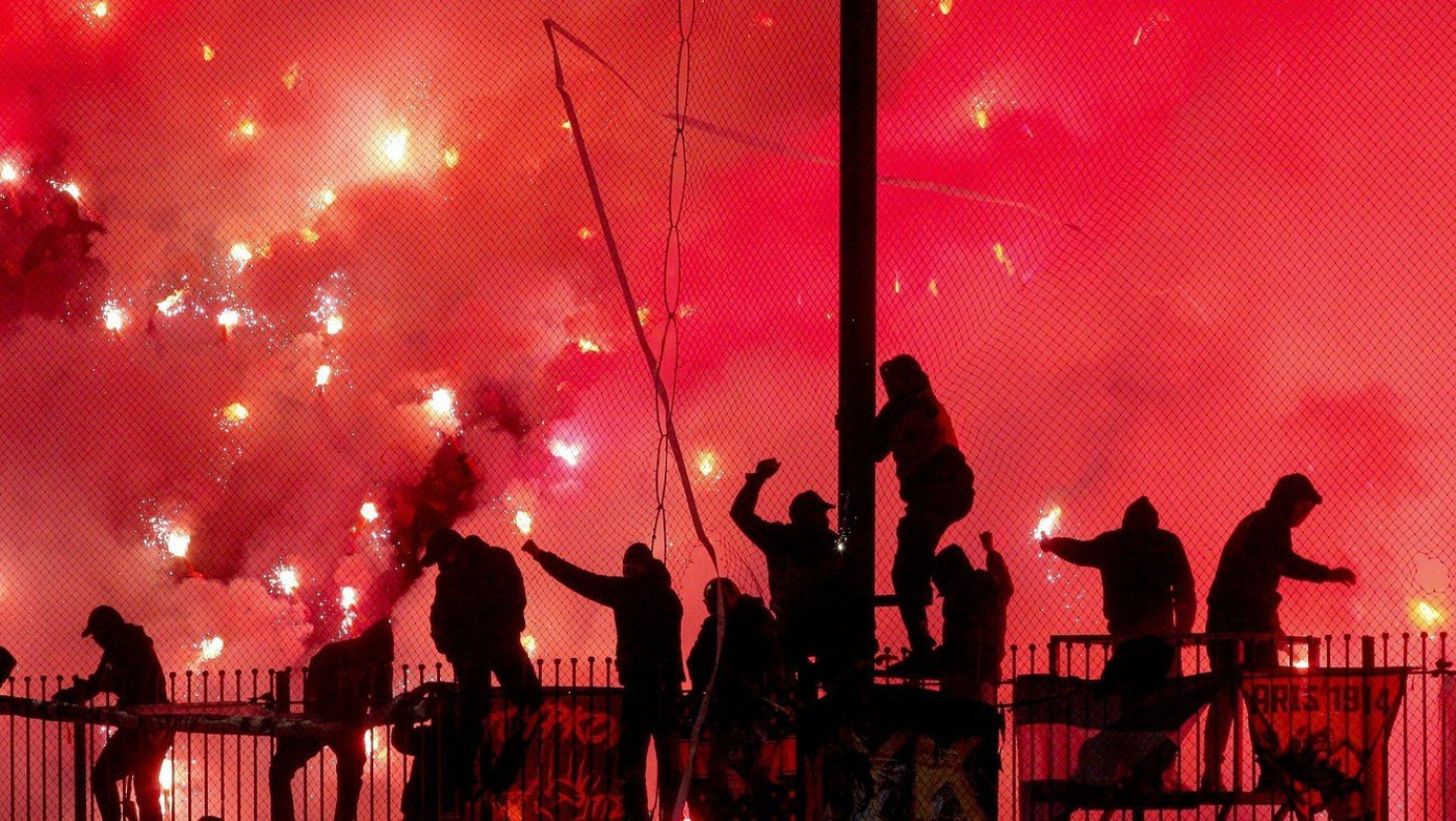 Δικογραφίες σε 19 οπαδούς για καπνογόνα και πυρσούς σε Τούμπα και Χαριλάου