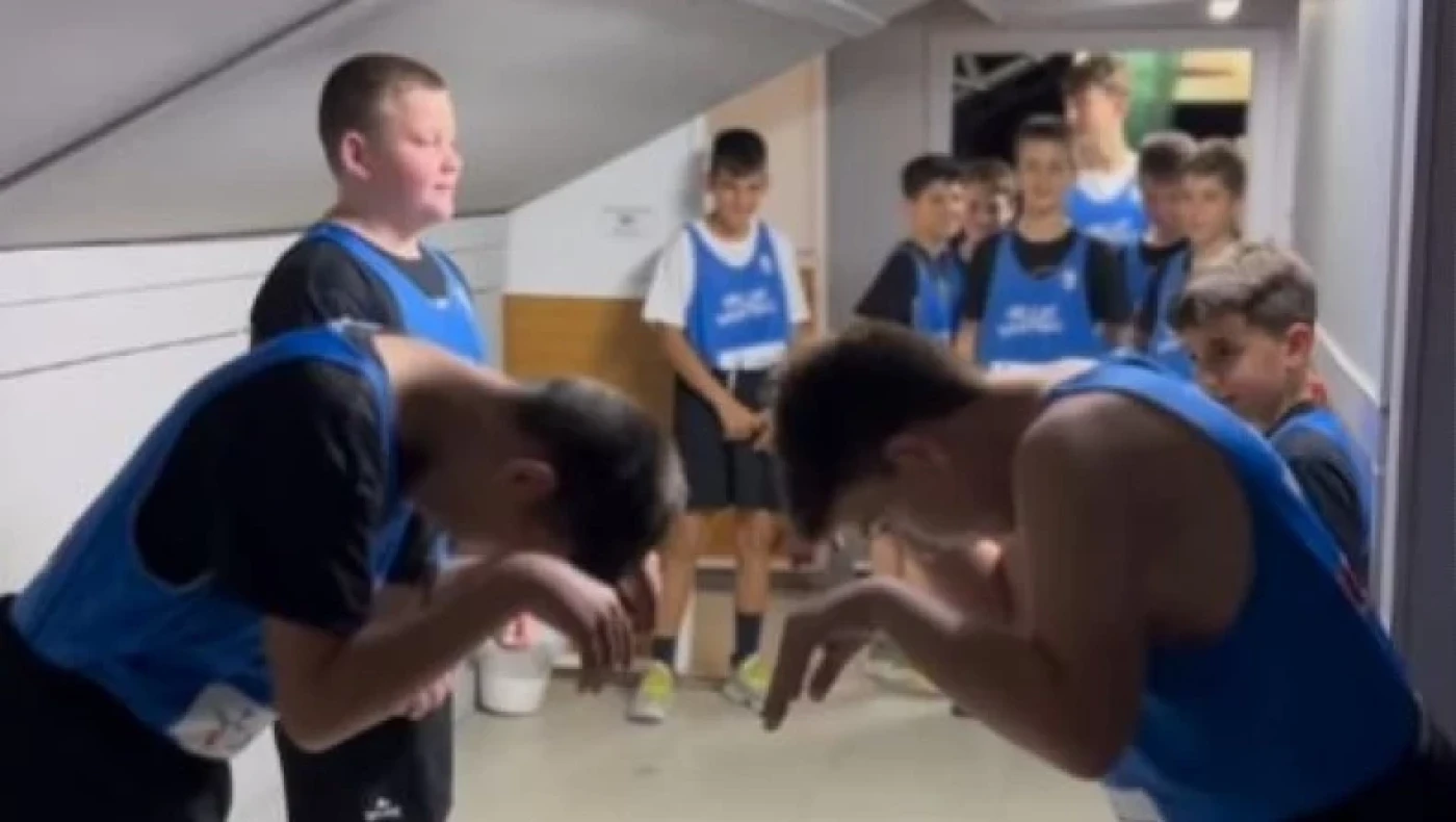 Πιτσιρικάδες στον Βόλο μιμήθηκαν Πάπας-Λαρεντζάκη-Γουόκαπ στο τελετουργικό εισόδου