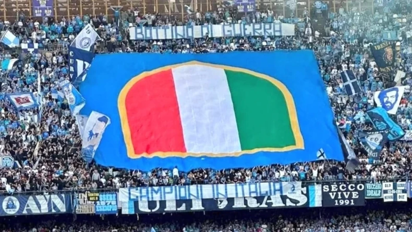 Νάπολι: Η ανάποδη ιταλική σημαία ως «λάφυρο πολέμου»