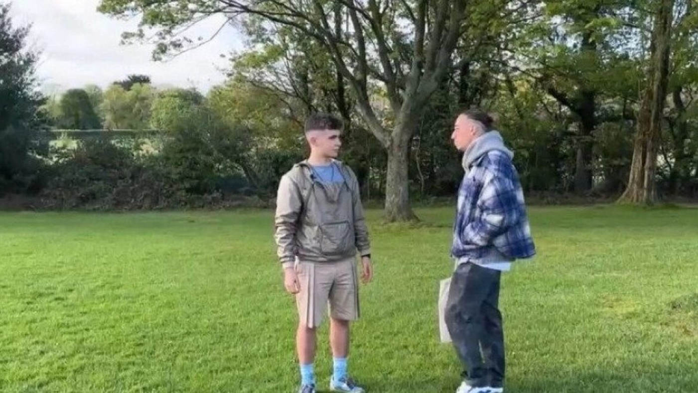 Ο Τσιμίκας... συμβουλεύει τον εκπρόσωπο της Ελλάδας στη Γιουροβίζιον λίγο πριν τον ημιτελικό (vid)