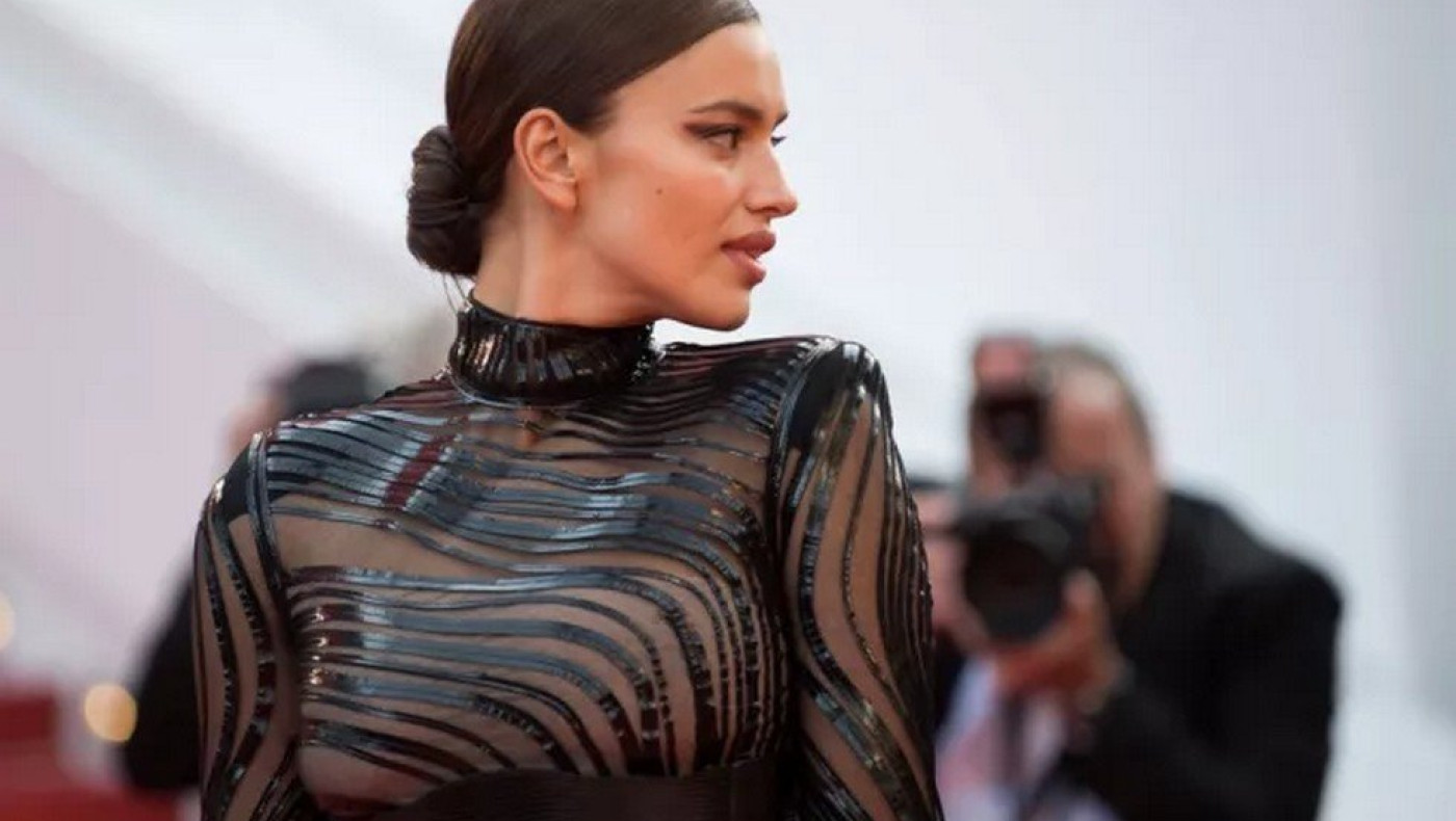 Η Ιρίνα Σάικ πιο σέξι από ποτέ, φοράει τολμηρά μπικίνι τουρκικής εταιρείας