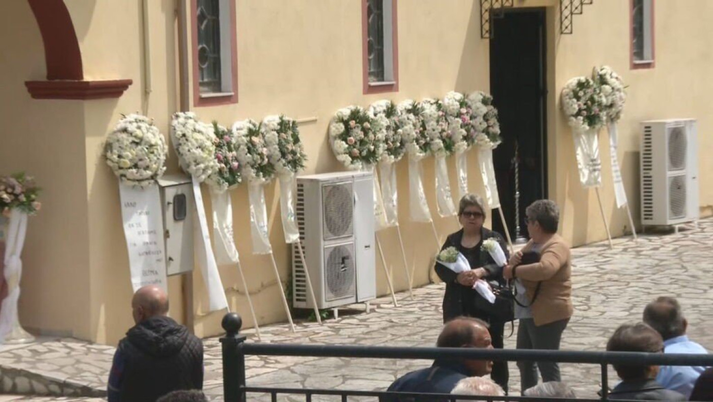 Άρτα: Μπομπονιέρες μαζί με στεφάνια στο τελευταίο «αντίο» στο βρέφος