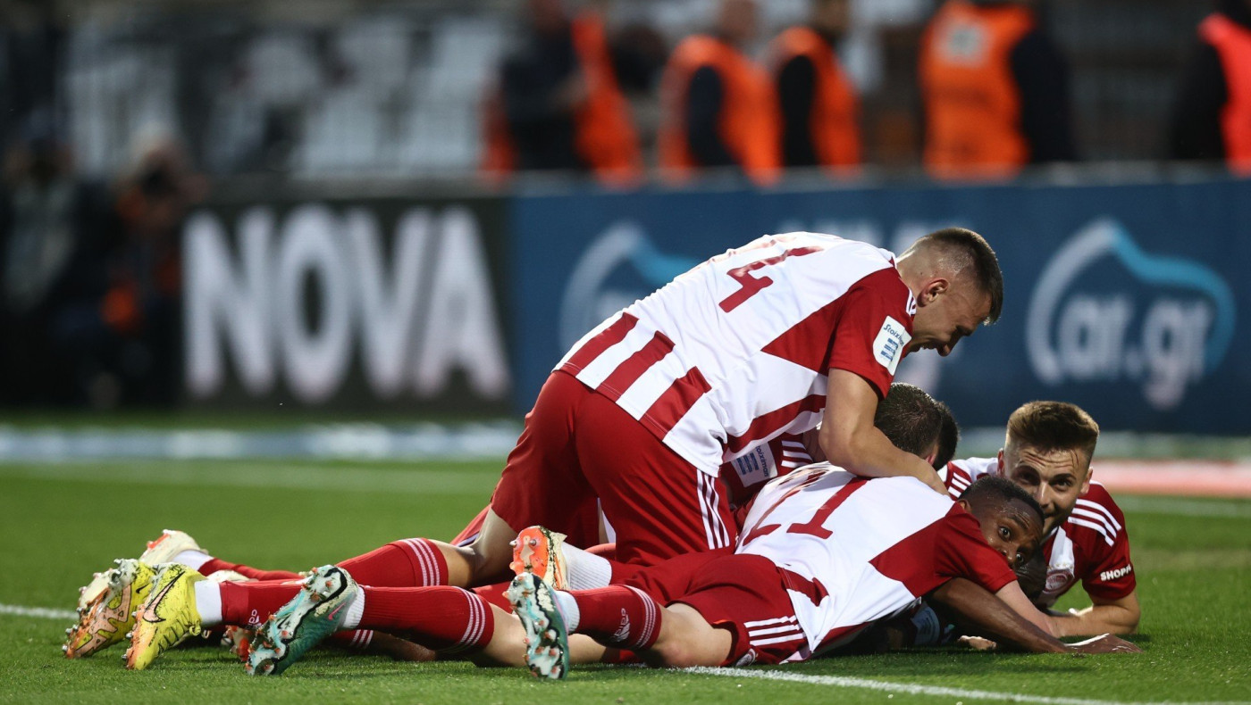 O Ολυμπιακός άνοιξε το σκορ στην Τούμπα, με τον Σαμασέκου