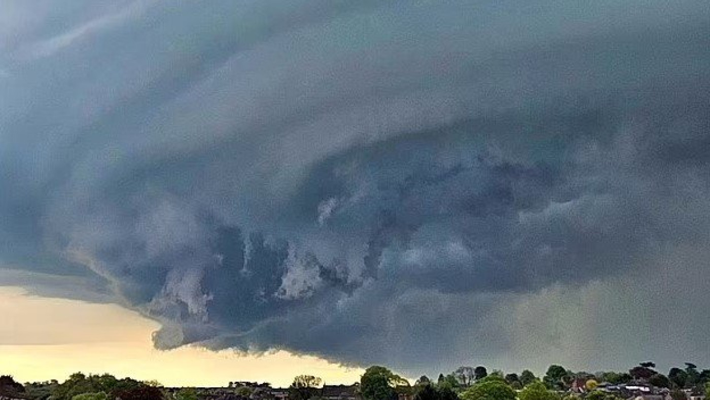 Βίντεο σοκ από τη Βρετανία: Ανεμοστρόβιλος θέρισε τα πάντα