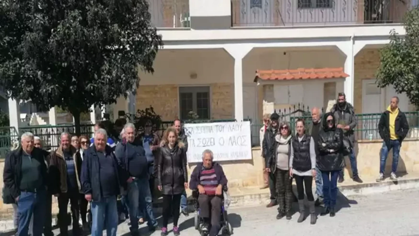 Χαλκιδική: Στο μπαλκόνι του κοιμάται ο 81χρονος με αναπηρία γιατί του πήραν το σπίτι - «Μας πέταξαν έξω, αλλά δεν φεύγω»