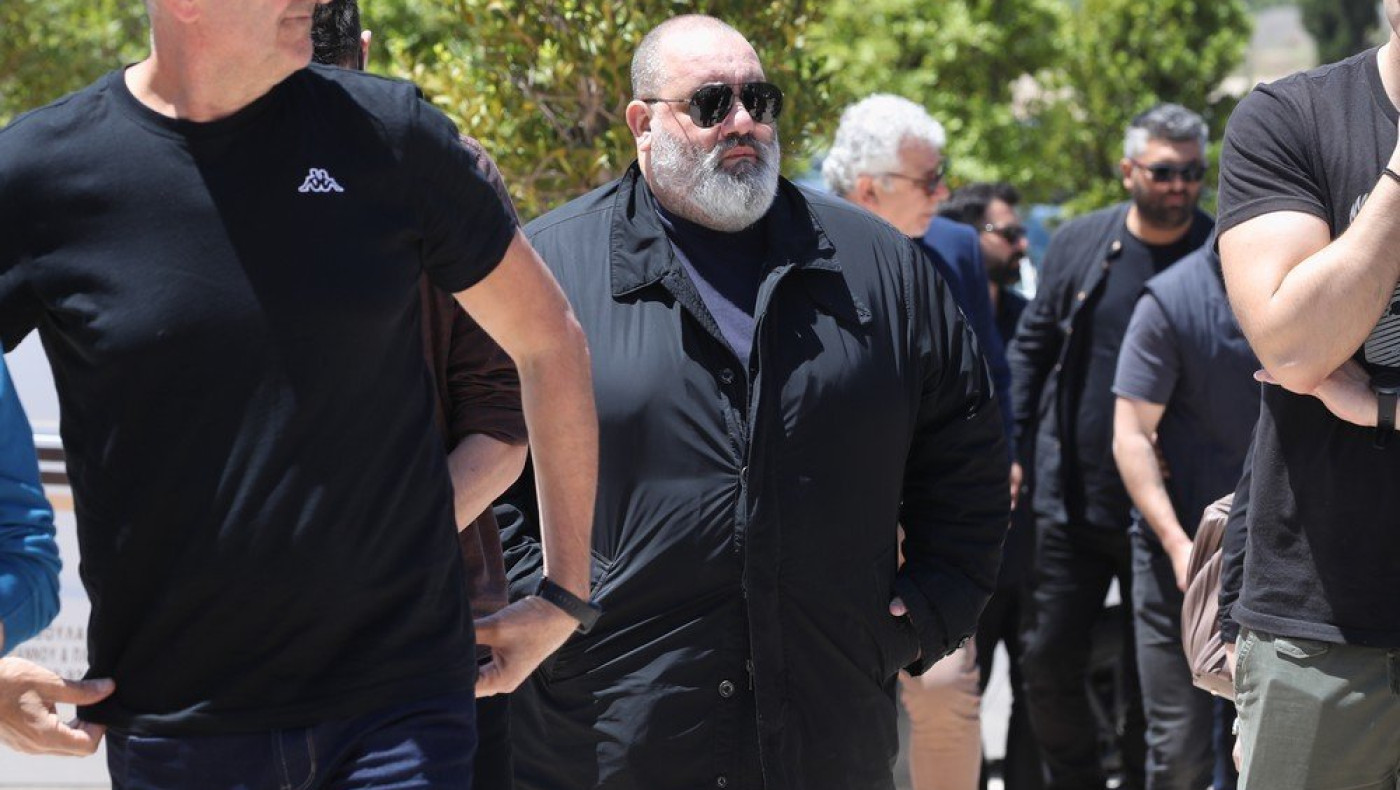 Ποινή-χάδι στον Καραπαπά για τη φούστα στον Μπαλτάκο!