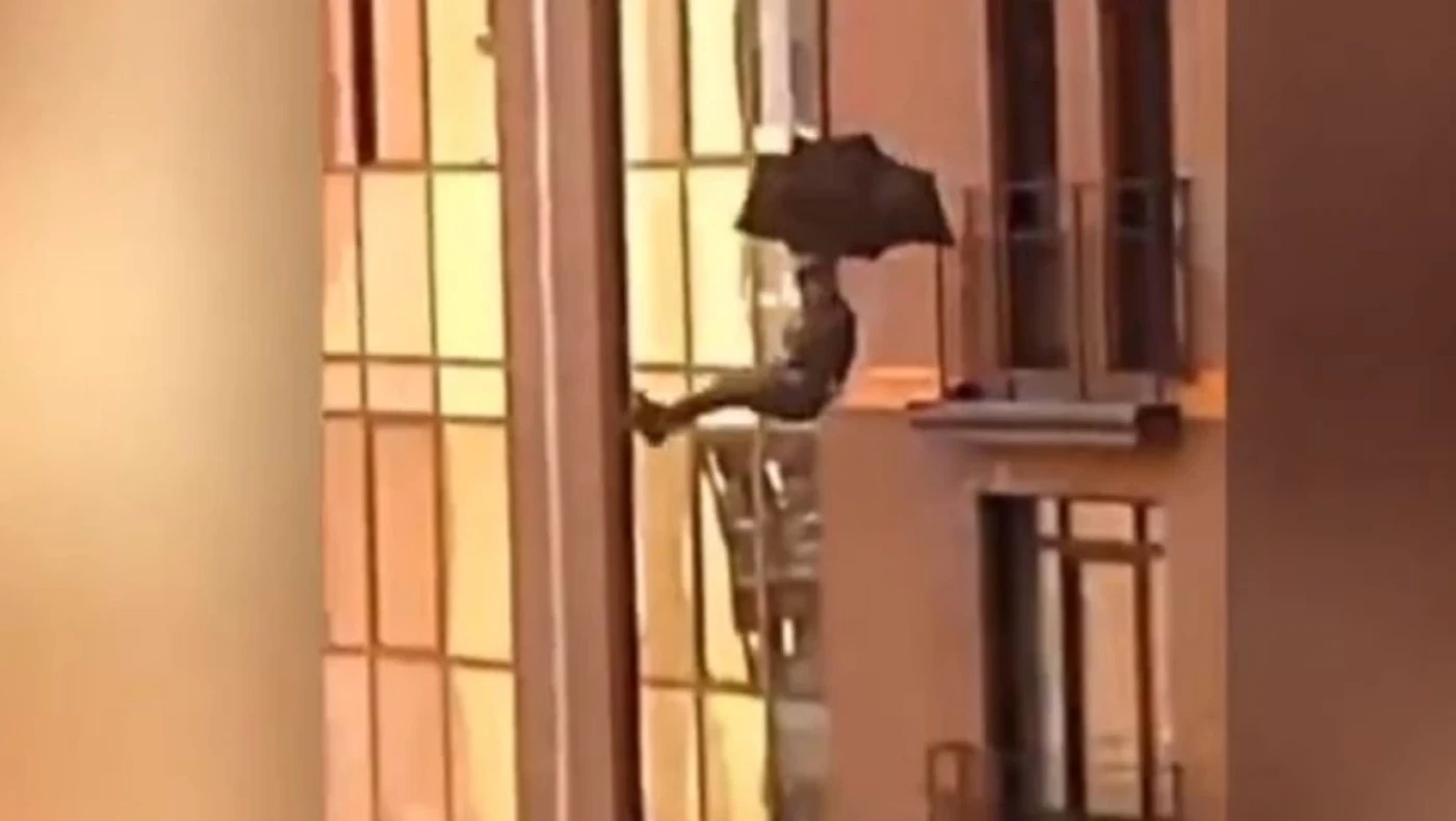 Ρωσία: Άρπαξε μια ομπρέλα και έπεσε από τον όγδοο όροφο!