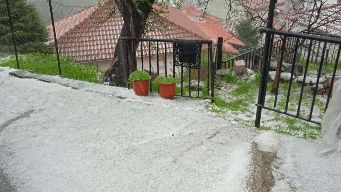 Ο καιρός τρελάθηκε: Το… έστρωσε με χαλάζι στα ορεινά της Ελασσόνας