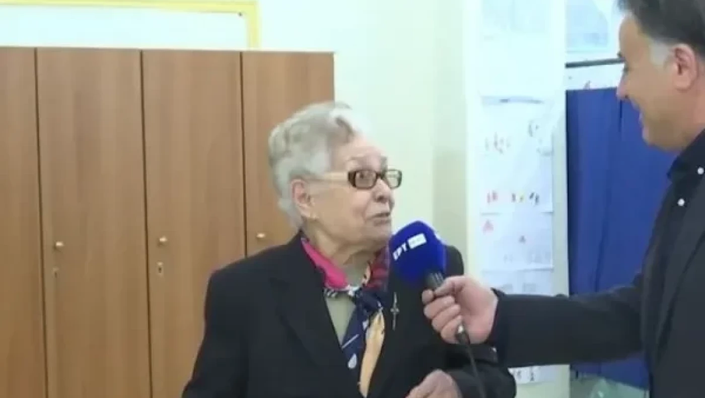 Απολαυστική γιαγιά τρόλαρε δημοσιογράφο: «Ελπίζω να είναι η τελευταία φορά που ψηφίζω»