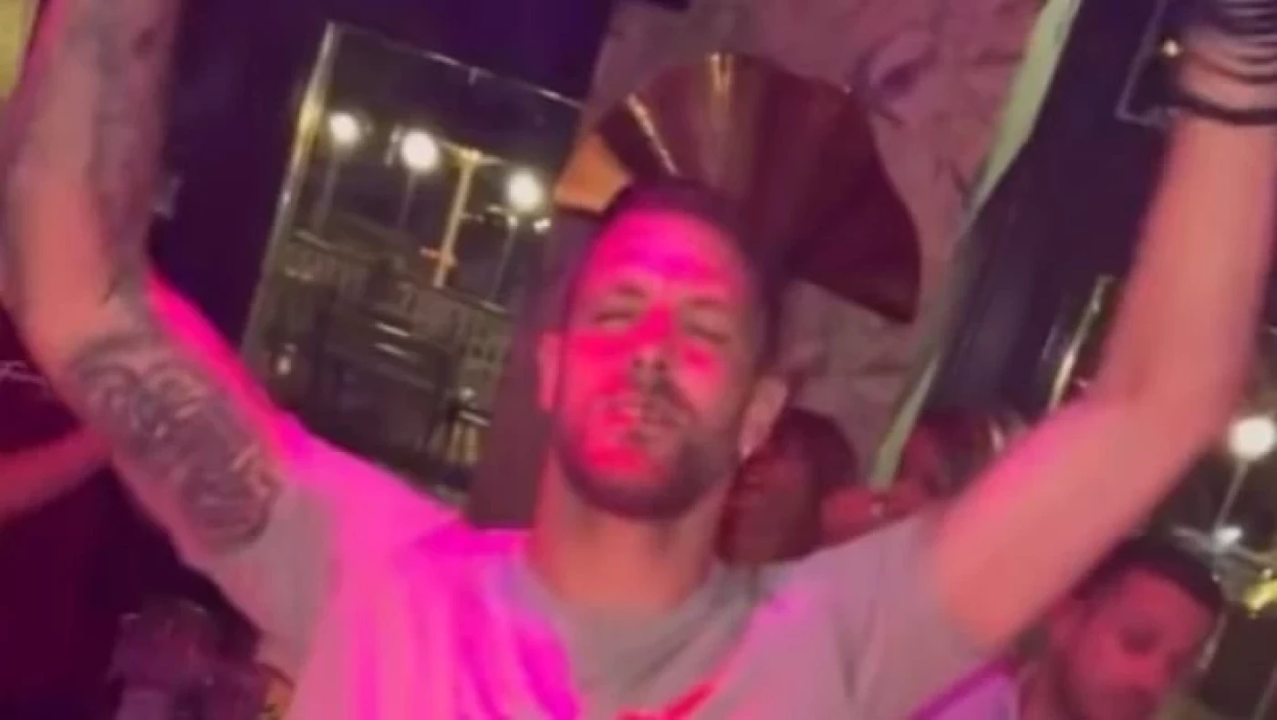 Το ζεϊμπέκικο του... πόνου ο Πασχαλάκης! Χορεύει και τραγουδάει «σου δίνω πίσω την αγάπη που μου έδωσες»