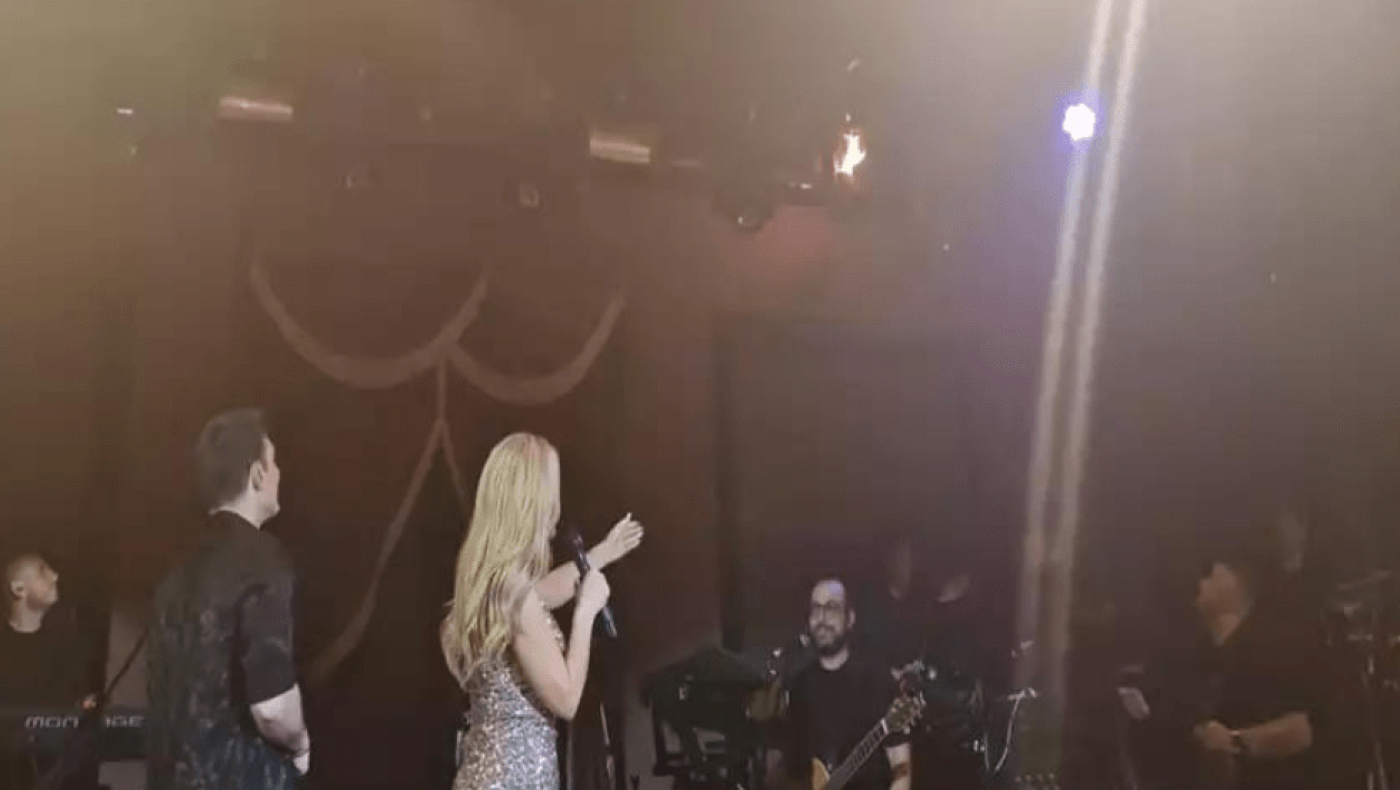 Θεσσαλονίκη: Φωτιά στη σκηνή ενώ τραγουδούσαν Θεοδωρίδου και Κακοσαίος