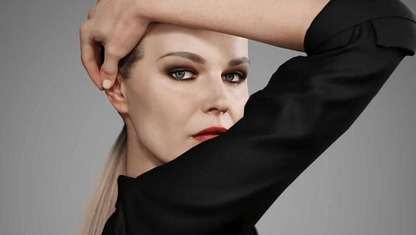 Ποια είναι η Eύα Χερτζίκοβα που είναι εντυπωσιακή και καλλίγραμμη στα 50 της