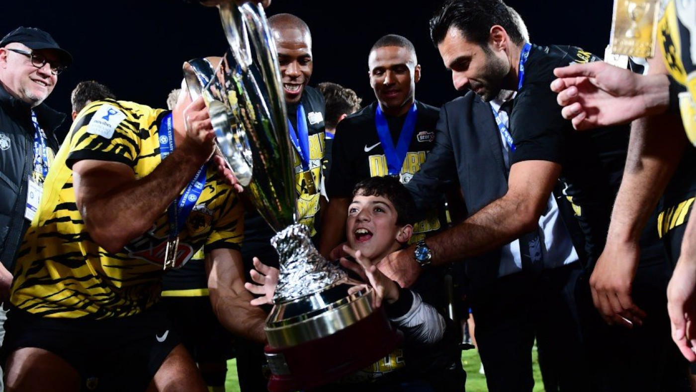 Η φωτογραφία του τελικού: Οι παίκτες της ΑΕΚ πανηγυρίζουν το Κύπελλο μαζί με φίλο του ΠΑΟΚ