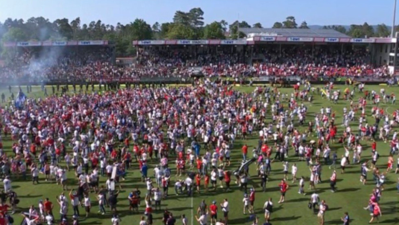 Απίστευτο: Μπήκαν να πανηγυρίζουν την άνοδο του Αμβούργου, αλλά η ομάδα δεν ανέβηκε