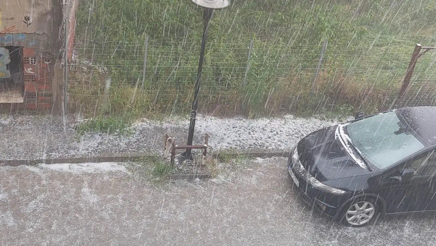 Ισχυρή καταιγίδα με χαλάζι στην Πτολεμαΐδα - «Άσπρισαν» οι δρόμοι