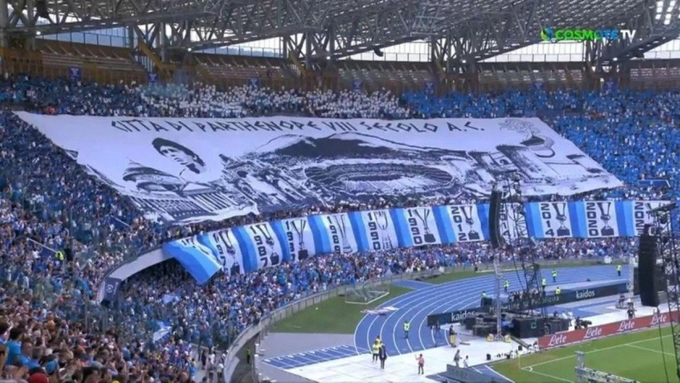 Το εντυπωσιακό κορεό των οπαδών της Νάπολι με... άρωμα Ντιέγκο (vid)