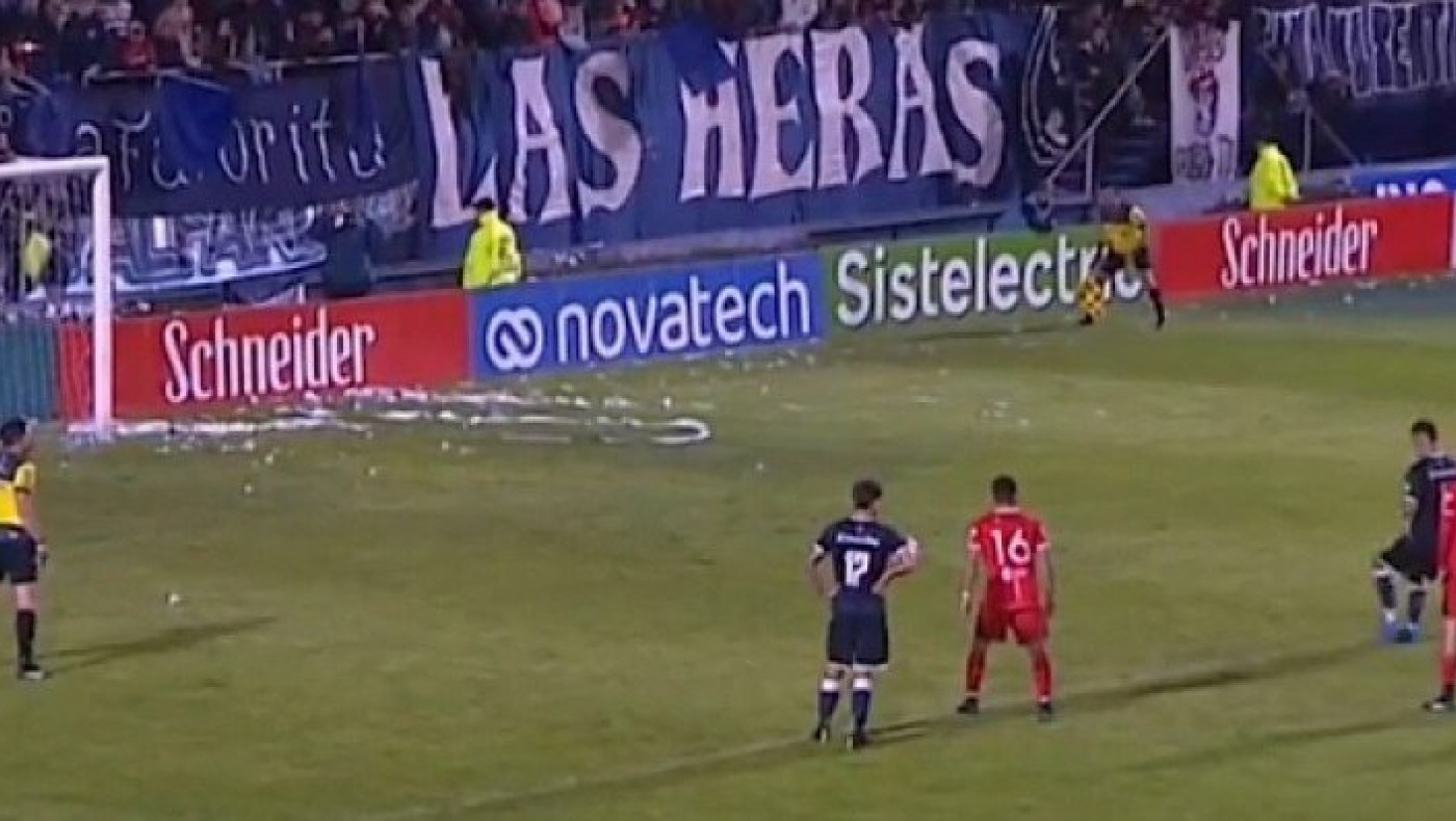 Περίεργη εκτέλεση πέναλτι: Παίκτης έκανε μπρος πίσω, δέχθηκε παρατήρηση και τελικά το έχασε (vid)