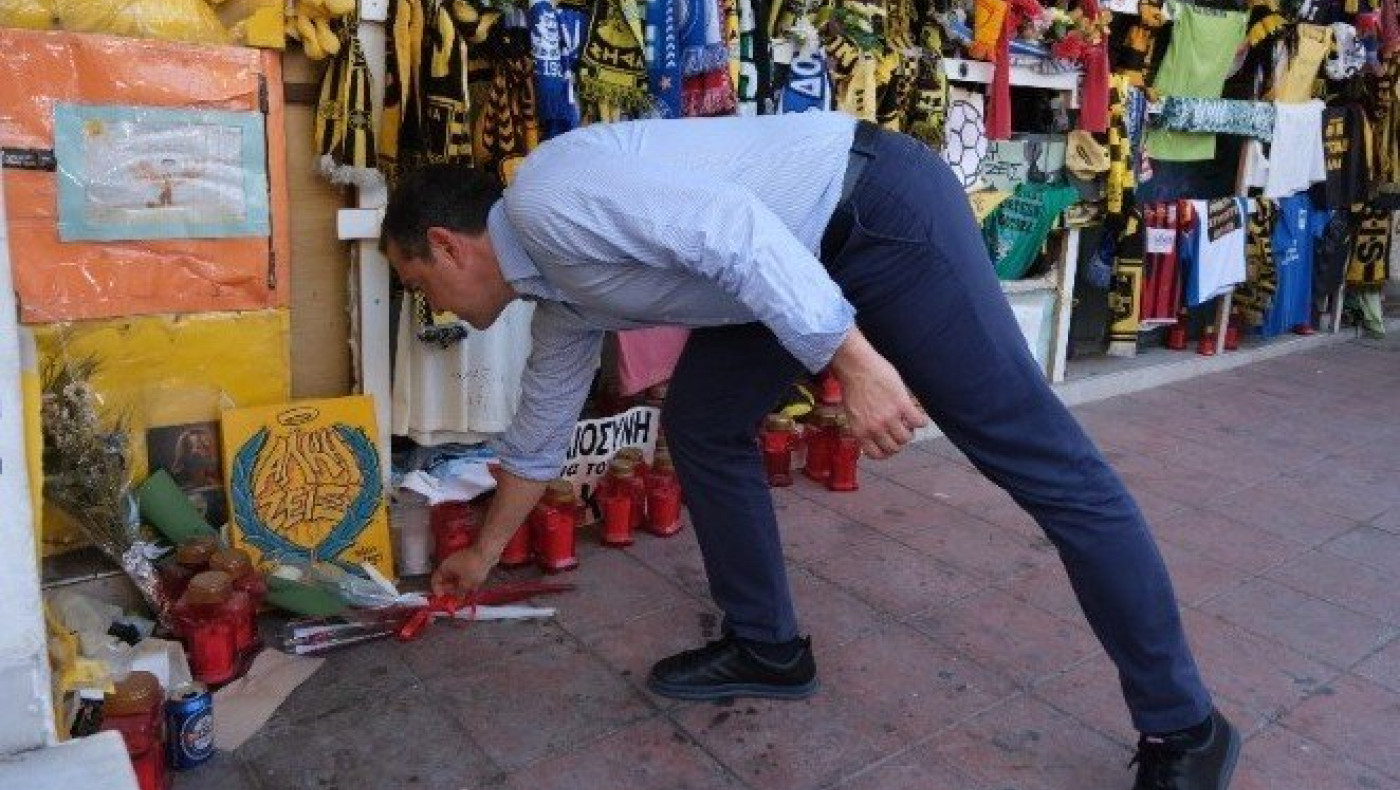 Ο Τσίπρας επισκέφθηκε τον τόπο δολοφονίας του Άλκη και άφησε λουλούδια