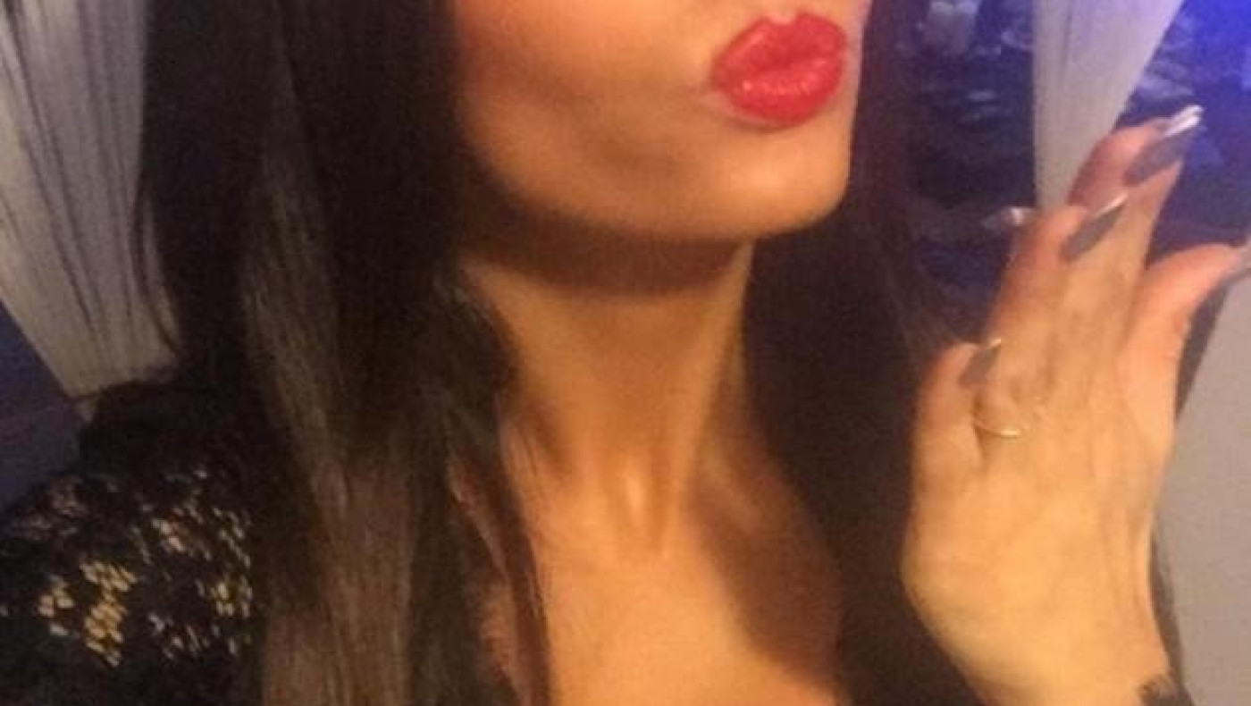 Στέλνει φιλάκια και τρελαίνει με το μπούστο της! (pics)