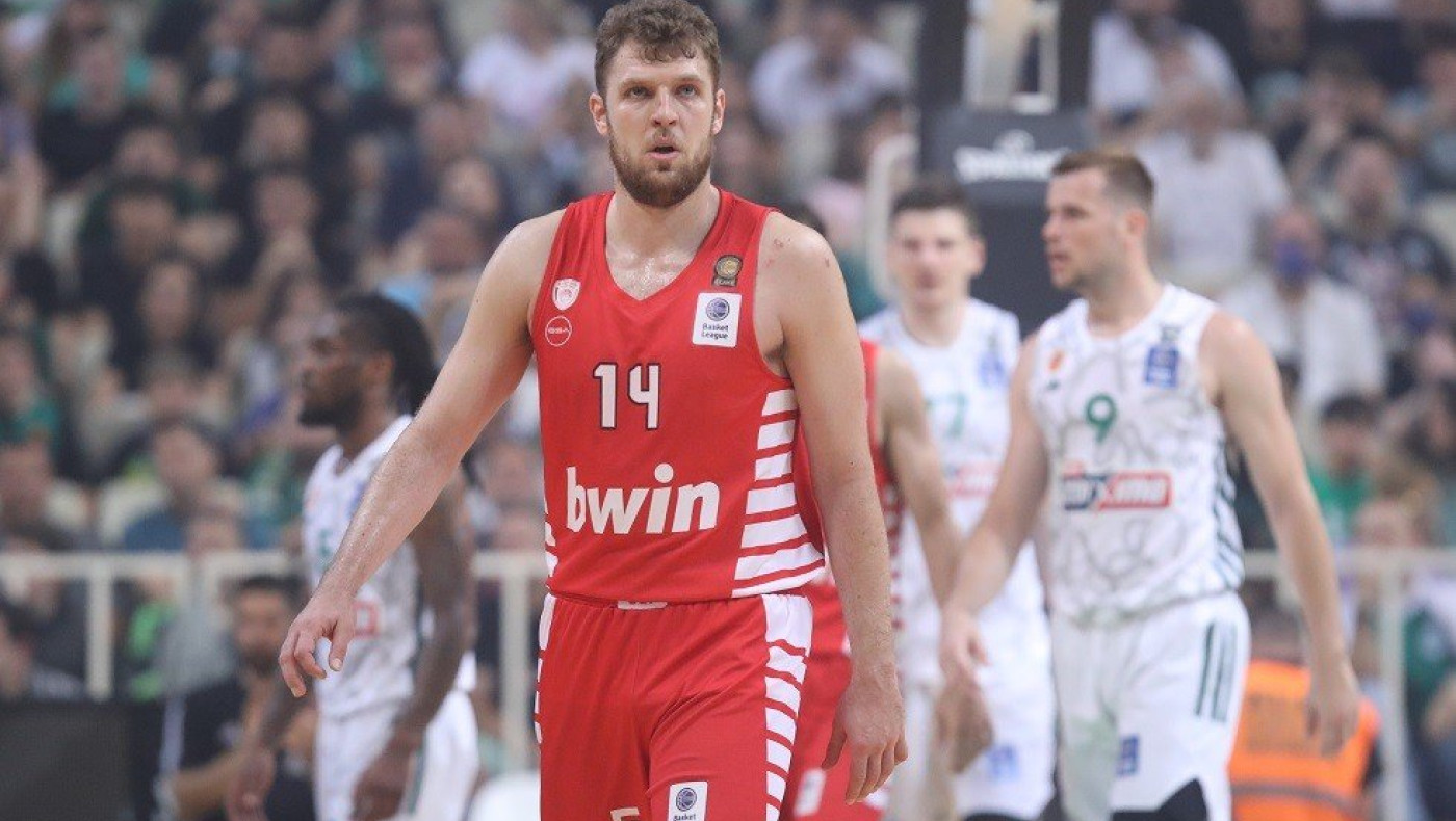 Οστικό οίδημα στο γόνατο ο Βεζένκοφ, μάλλον χάνει το ματς της Κυριακής