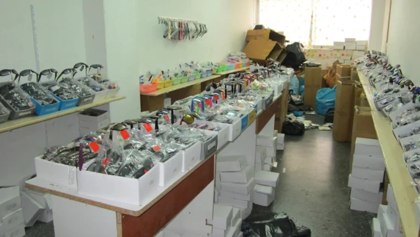 Το 15% των Ελλήνων αγοράζει «μαϊμού» προϊόντα εν γνώσει του, πόσοι βλέπουν αγώνες «πειρατικά»