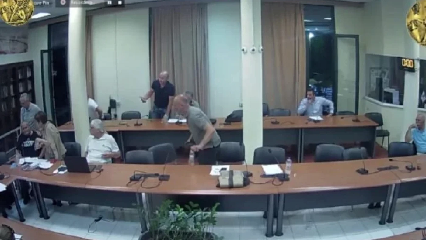 Δημοτικός σύμβουλος κατέρρευσε την ώρα συνεδρίασης στην Χίο: Δεν υπήρχε ασθενοφόρο να τον πάει στο νοσοκομείο