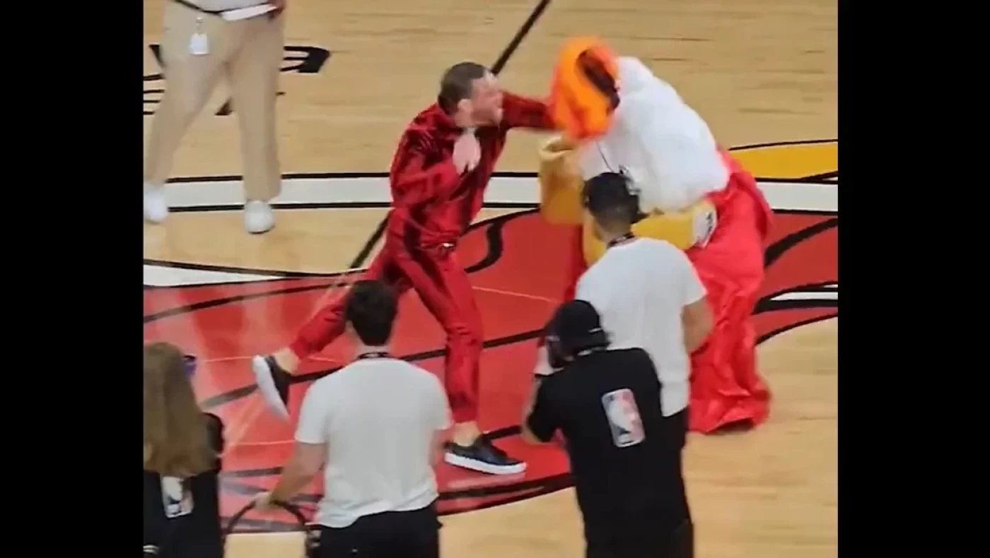 «Αφήνιασε» ο Μακ Γκρέγκορ με μασκότ του NBA- Του όρμησε και τον έστειλε στο νοσοκομείο