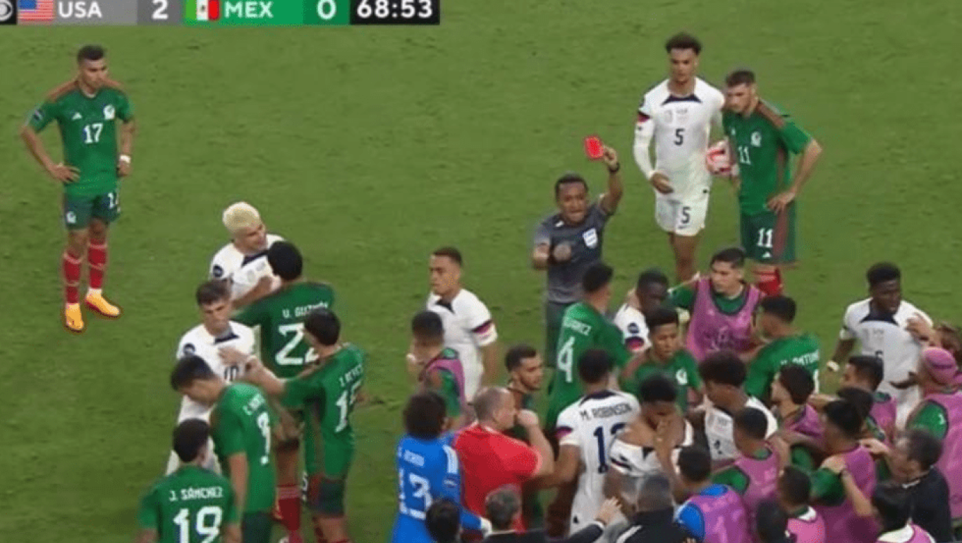 Σκηνές χάους στο ΗΠΑ - Μεξικό με σύρραξη, σκισμένες φανέλες και αποβολές