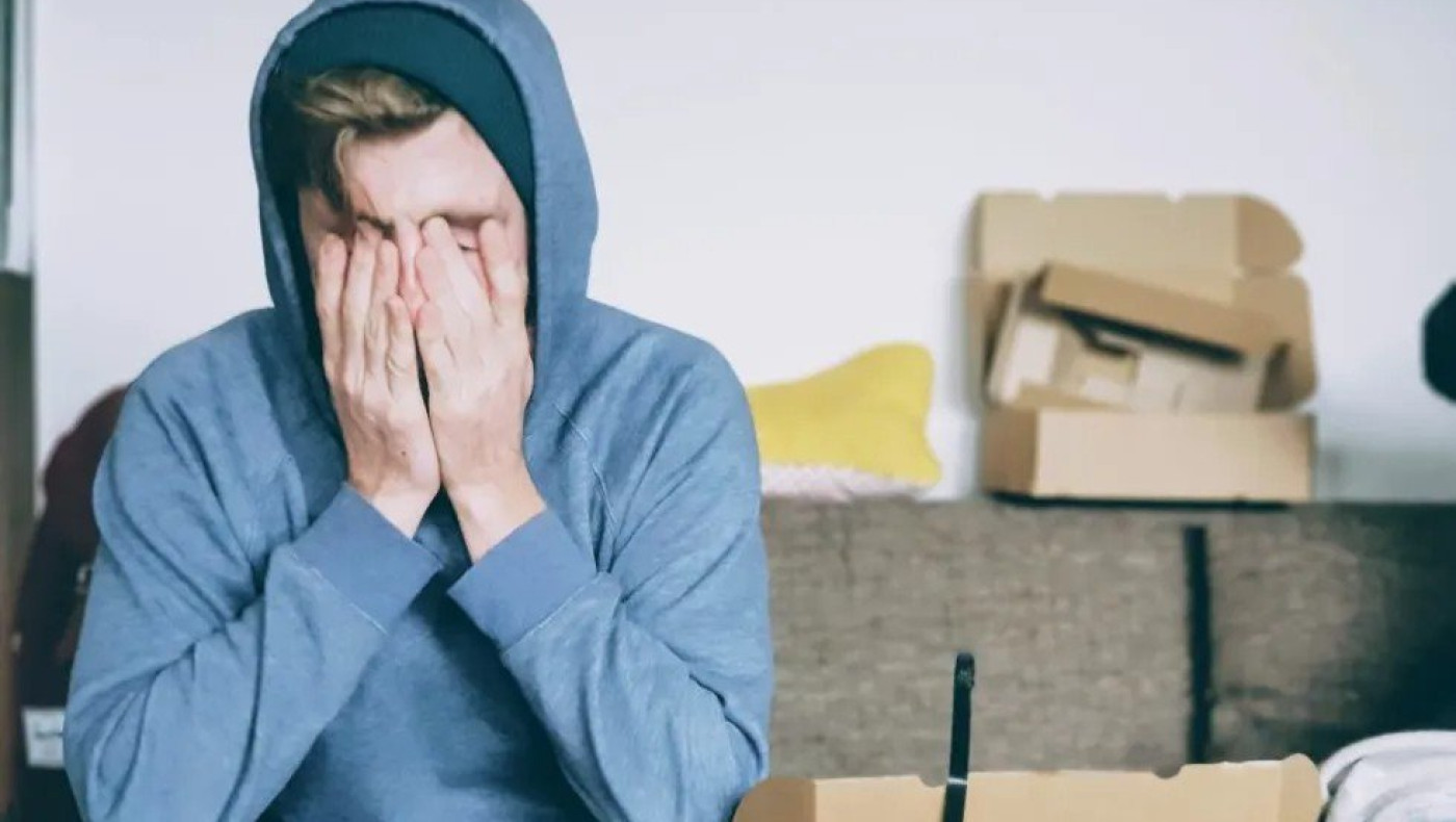 Θεσσαλονίκη: Επικό μήνυμα σε πολυκατοικία απο φοιτητή, σε θορυβώδη γείτονα που δεν τον άφηνε να μελετήσει