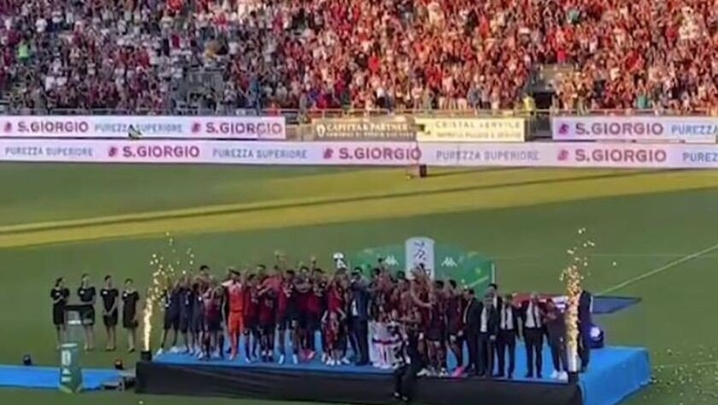 Αδιανόητο: Οπαδός έκλεψε το Κύπελλο στην φιέστα ανόδου της Κάλιαρι!