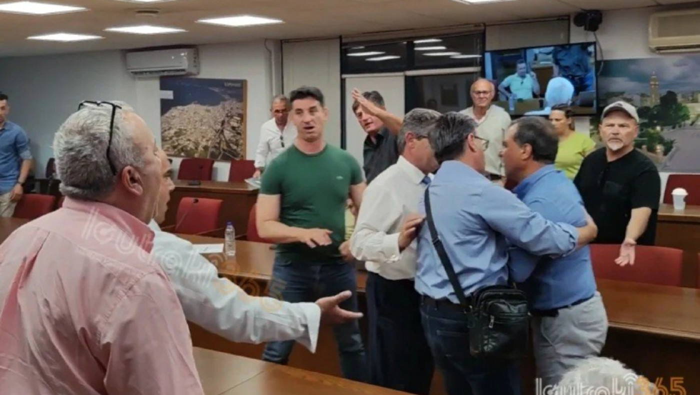Κόρινθος: Πιάστηκαν στα χέρια στο Δημοτικό Συμβούλιο - «Ποιος π... το είπε αυτό»