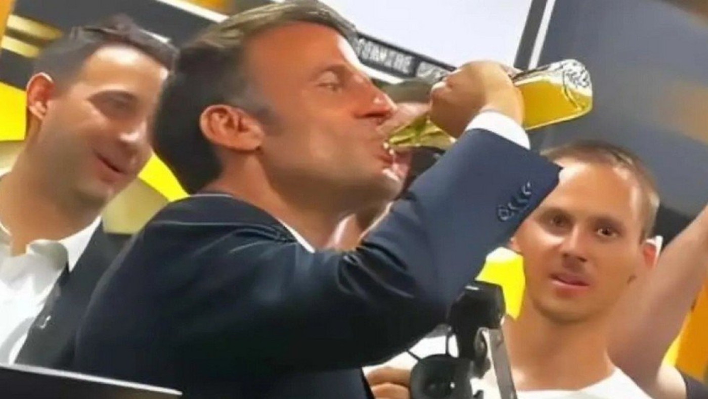 Μακρόν: «Κατέβασε» μονοκοπανιά ένα μπουκάλι μπίρα