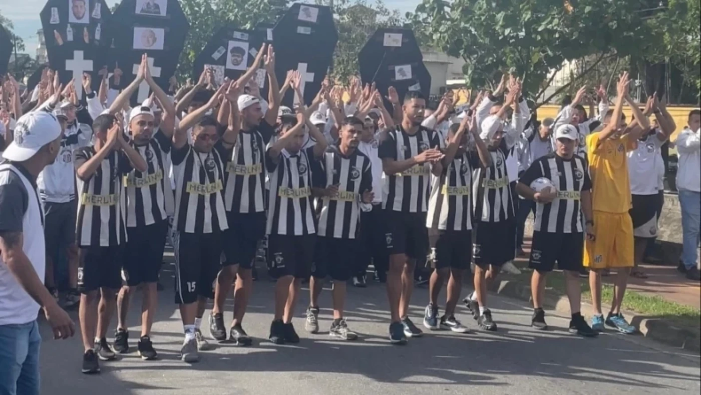 Σάντος: Οπαδοί κατέβασαν ενδεκάδα διαμαρτυρίας και προκάλεσαν σε αγώνα την ανδρική ομάδα! (vids)