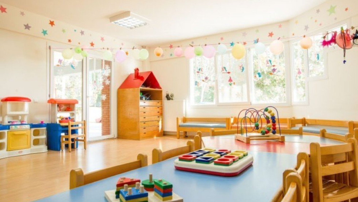 Φρίκη σε βρεφονηπιακό σταθμό: «Επειδή δεν έτρωγε, τού έβγαλε τα μαλλιά»